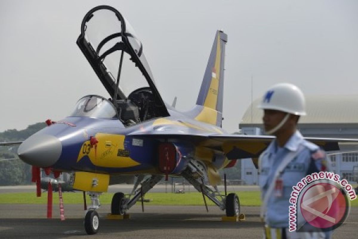 An Indonesian T-50i jet fighter conducts emergency landing