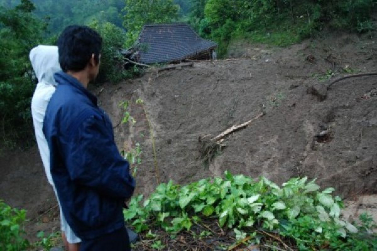 Landslide Kills Villager in Semarang