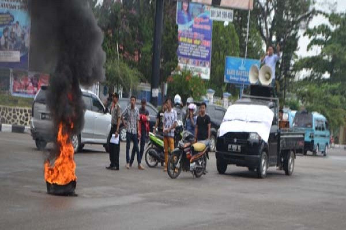 Lintas-Sultra Demo Tolak Calon Sekda Droping