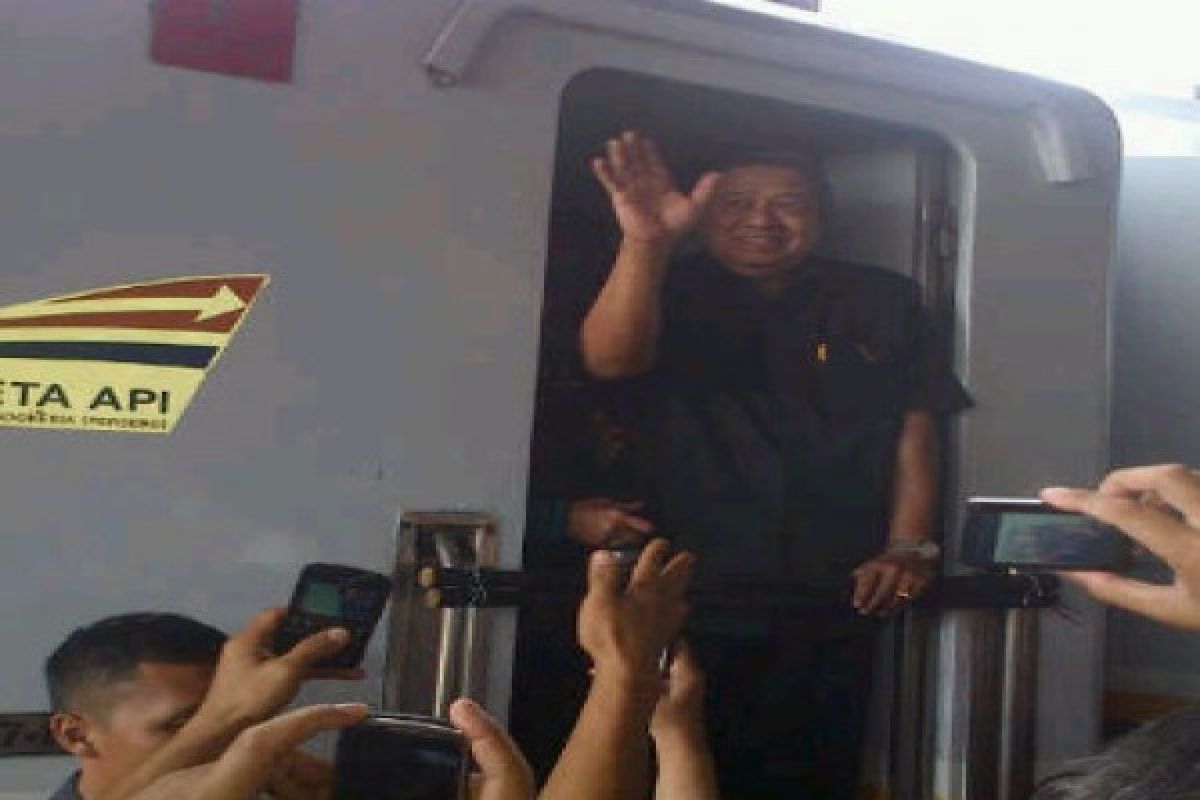 Presiden SBY sapa warga Sukabumi dari kereta