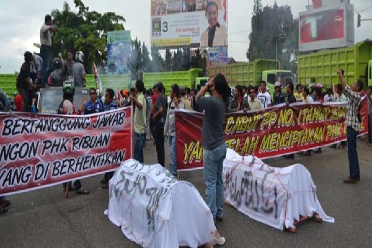  Mobil Tambang Blokir Jalan Di Kendari