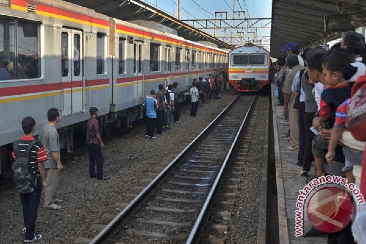 Ratusan penumpang menumpuk di Stasiun Bogor