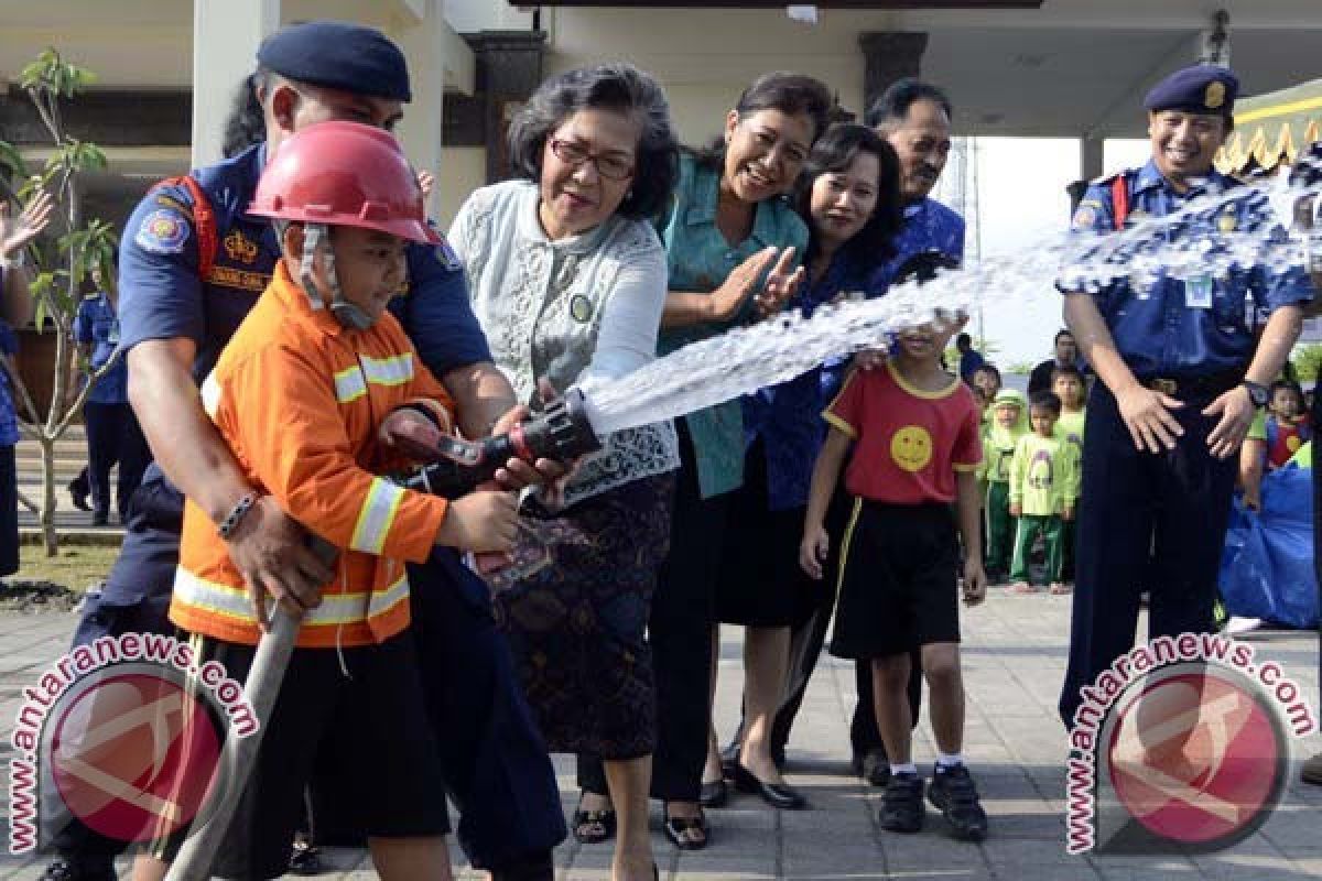 Pemadam Kebakaran Kenalkan Bahaya Kebakaran pada Siswa PAUD