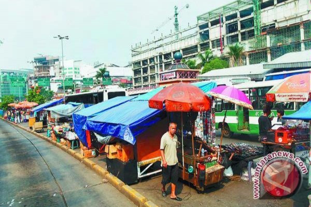 PKL Bogor banjiri trotoar di malam takbiran