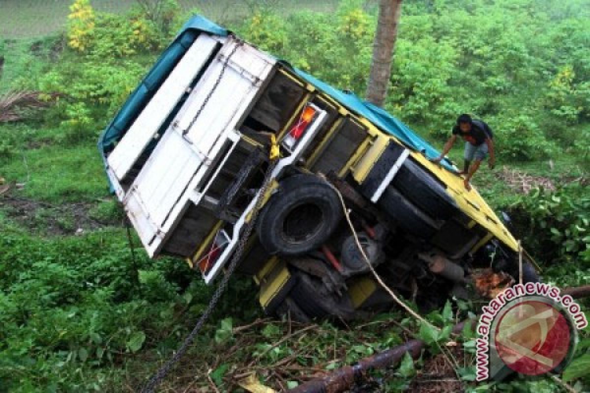 Truk masuk jurang akibat rem blong