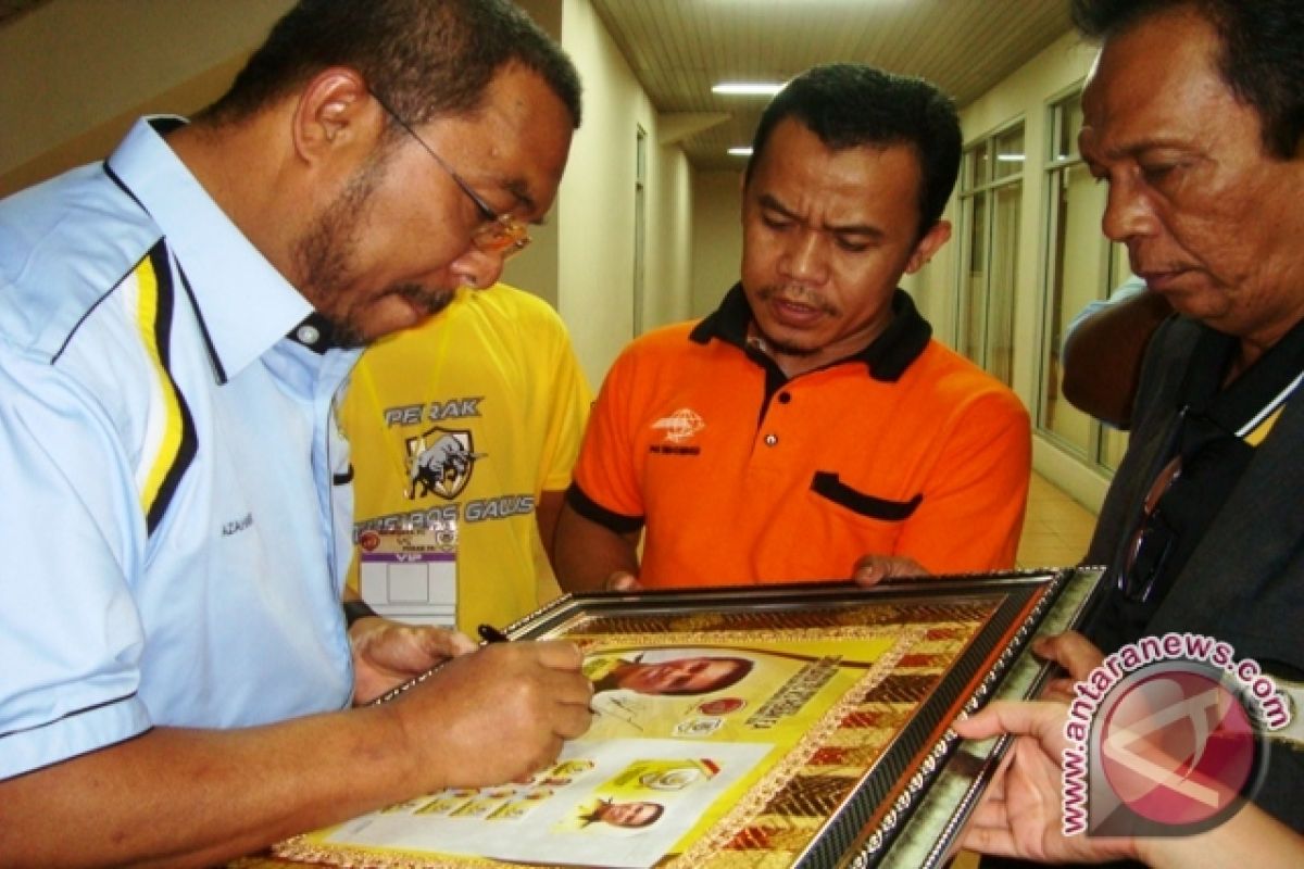 Perak FA Malaysia terima cenderamata perangko 