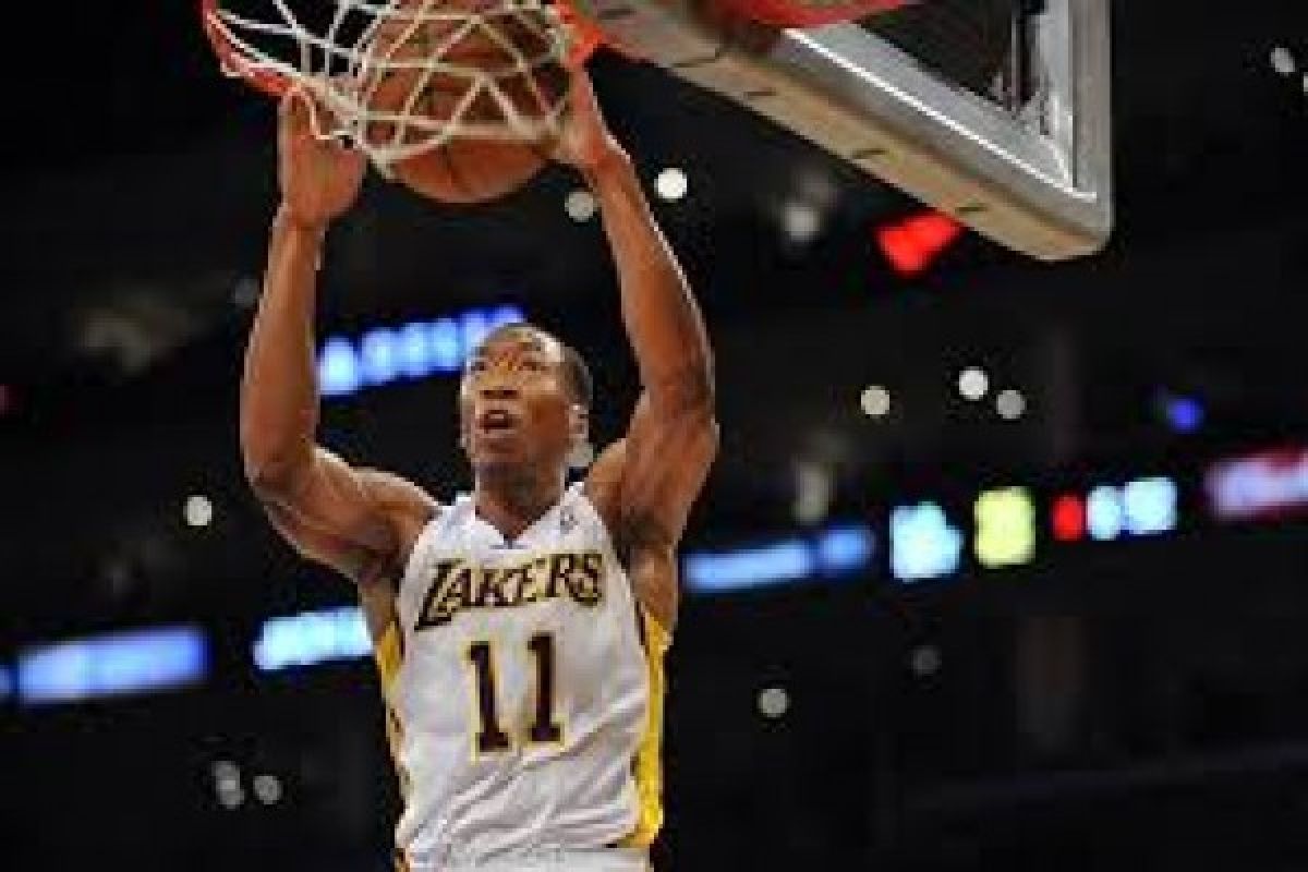  'Alley oop dunk' Johnson bawa Lakers ungguli Blazers 107-106