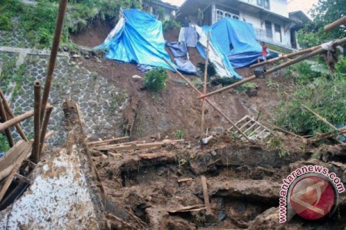 Satu keluarga tewas tertimbun longsor dimakamkan