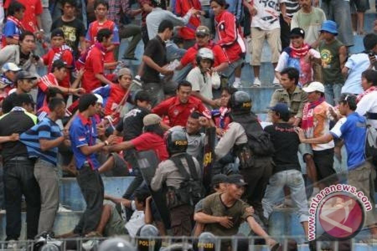 Kericuhan warnai laga Persika Karawang menghadapi Perserang