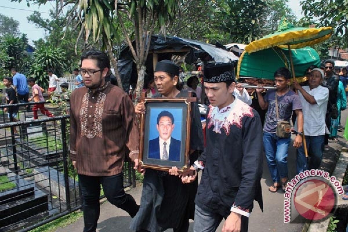 Jojon dimakamkan dekat makam ayahandanya