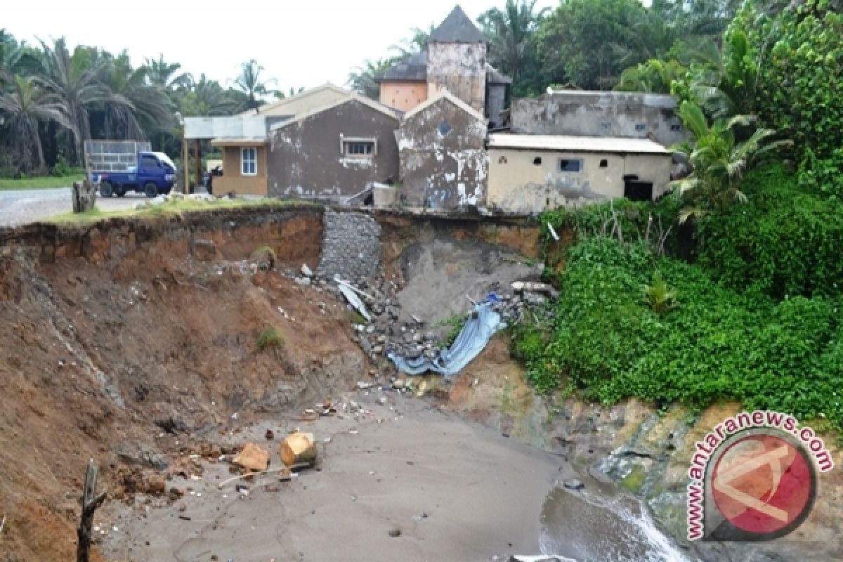 Pengguna jalinbar khawatir abrasi pantai barat sumatra