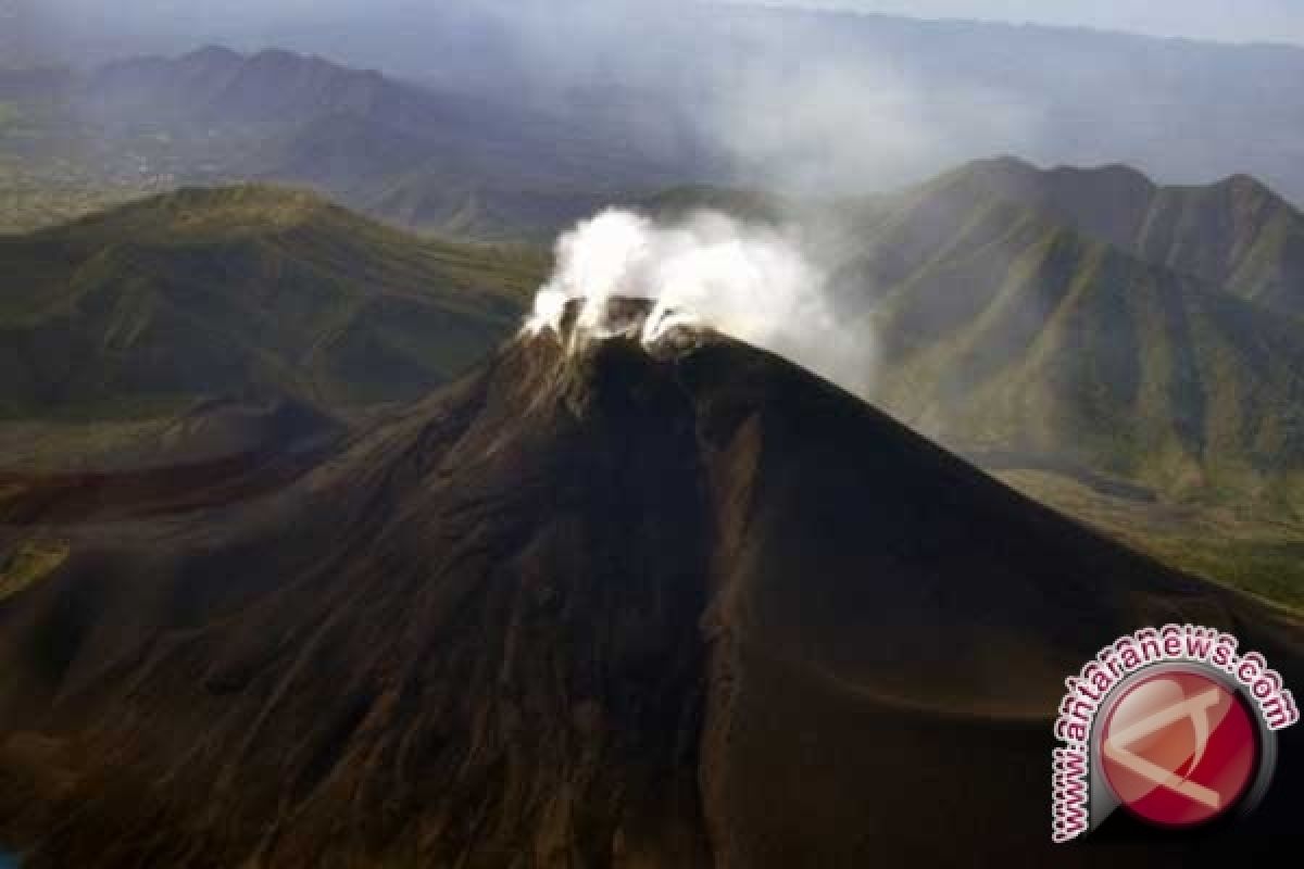 Kegempaan Vulkanik Gunung Lokon Lebihi Normal