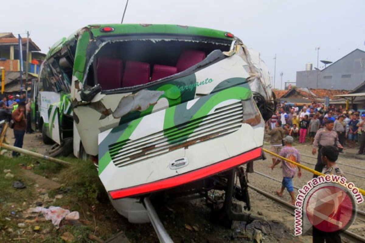 Kereta api tabrak minimus di Pariaman