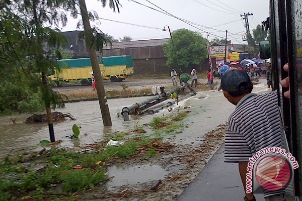 Banjir Genangi Jalan Candimas Natar Lamsel