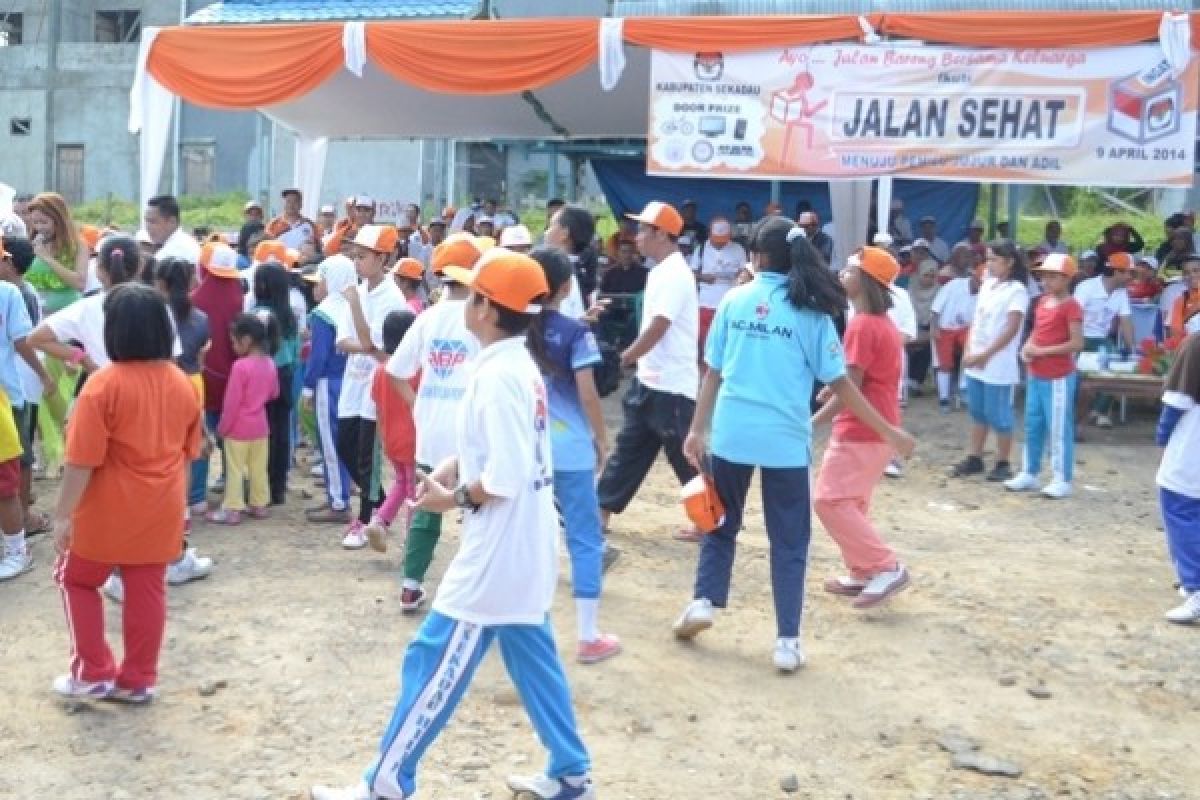 Jalan Sehat Bersama KPU Sekadau Meriah