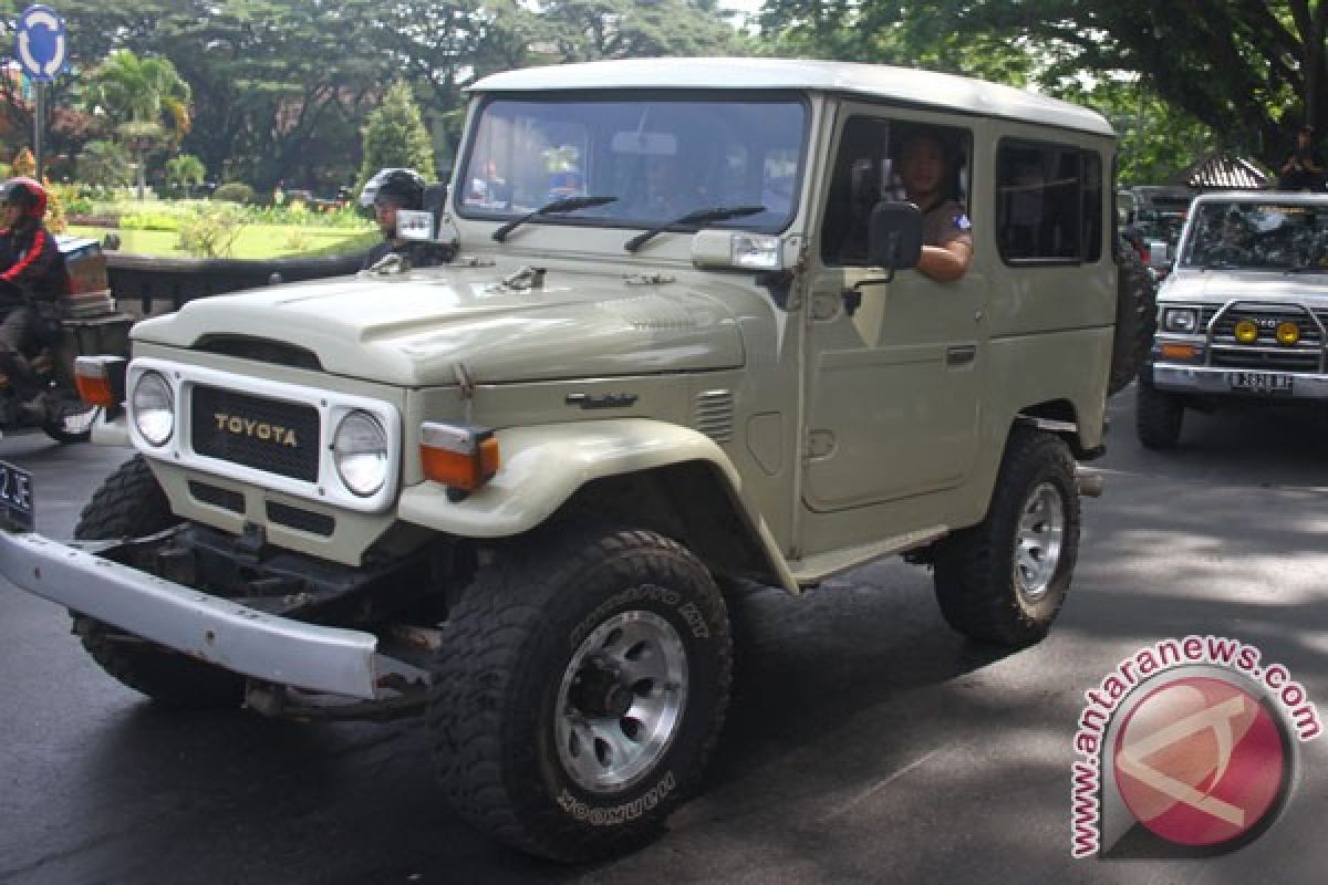 Pecinta Land Cruiser padati komplek Candi Prambanan