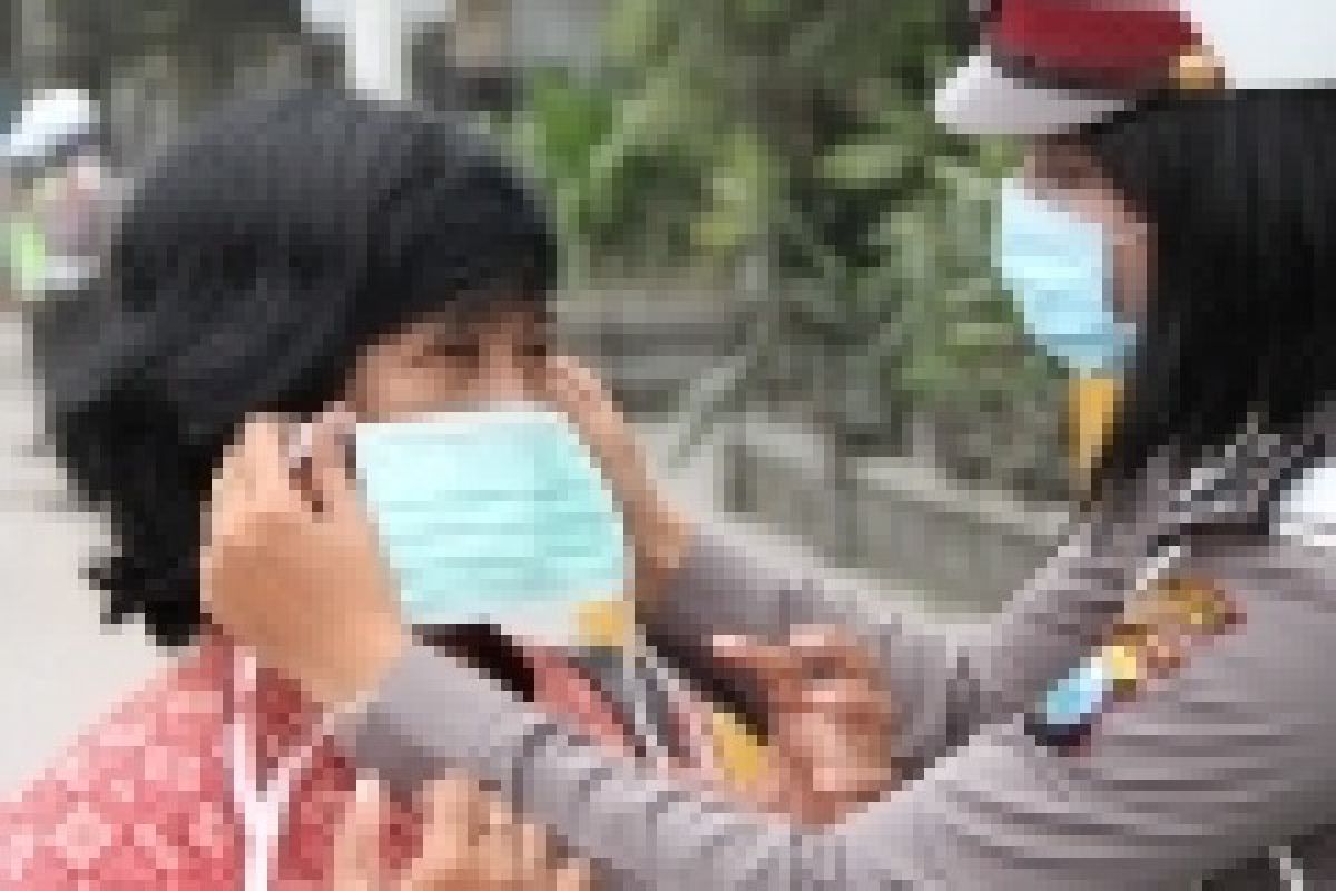 Dinkes Riau Bagikan Ratusan Masker