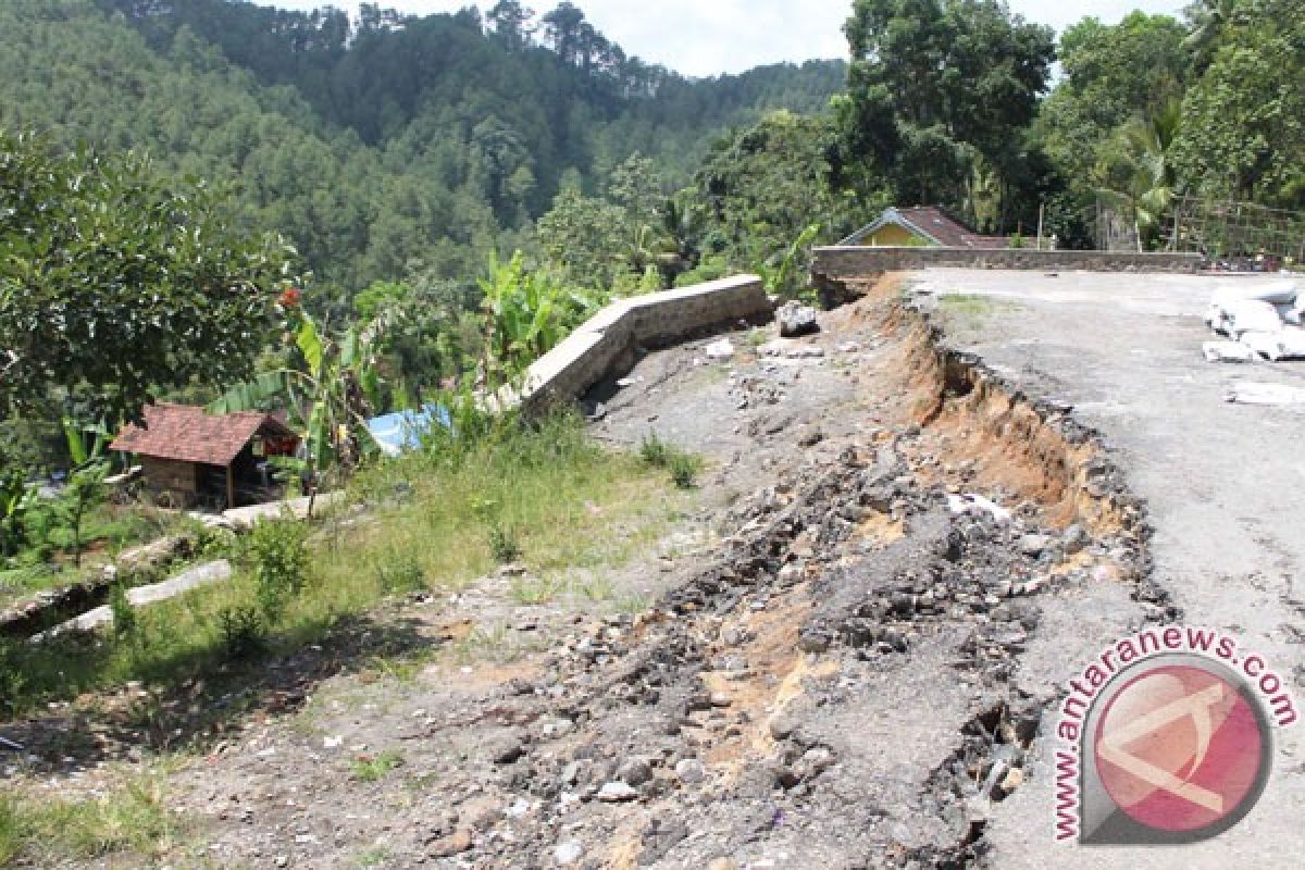 Warga Banjarnegara diimbau waspadai rekahan tanah