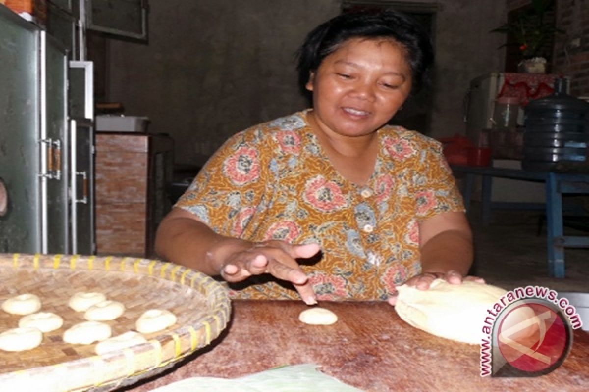 Pria Memasak Peringati Hari Ibu