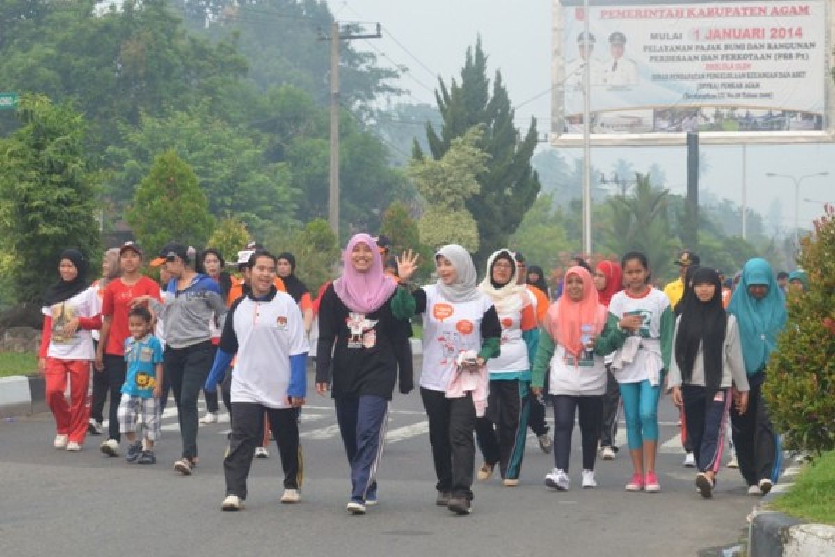 Ribuan Warga Ikuti Jalan Sehat Pantai Padang