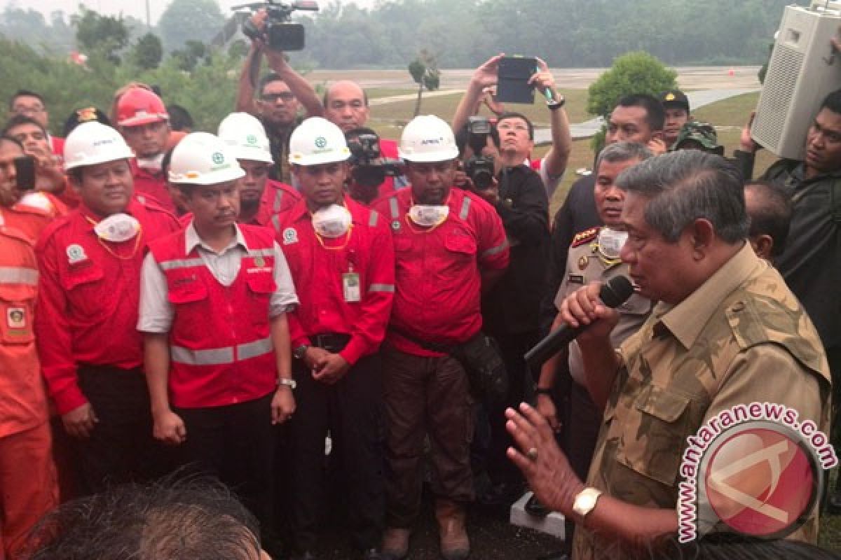 President supervises fire extinguishing efforts in Riau
