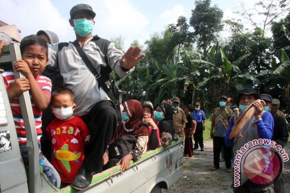 Warga lereng Merapi gotong royong siapkan barak pengungsian