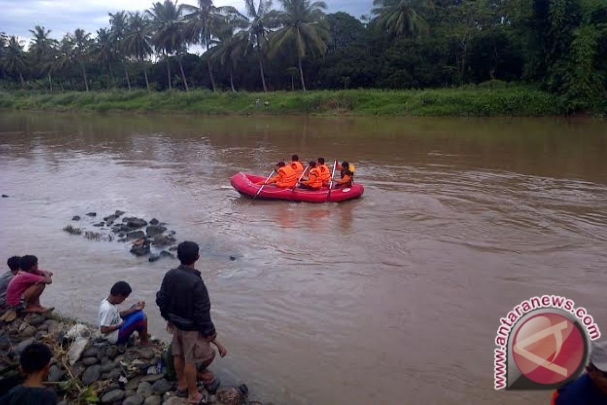 BPBD evakuasi mayat korban tenggelam di sungai