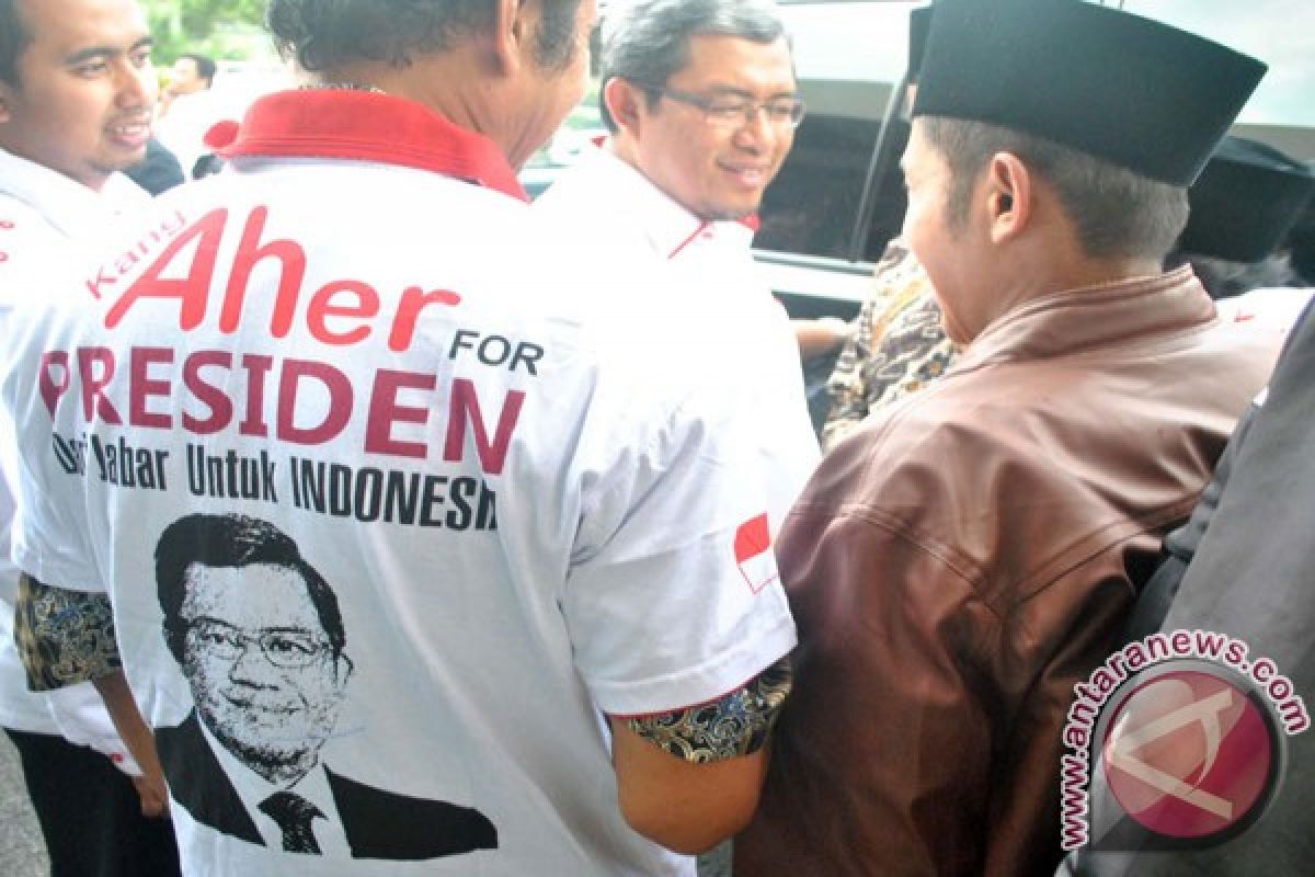 Aher deklarasi bakal capres di warung sate