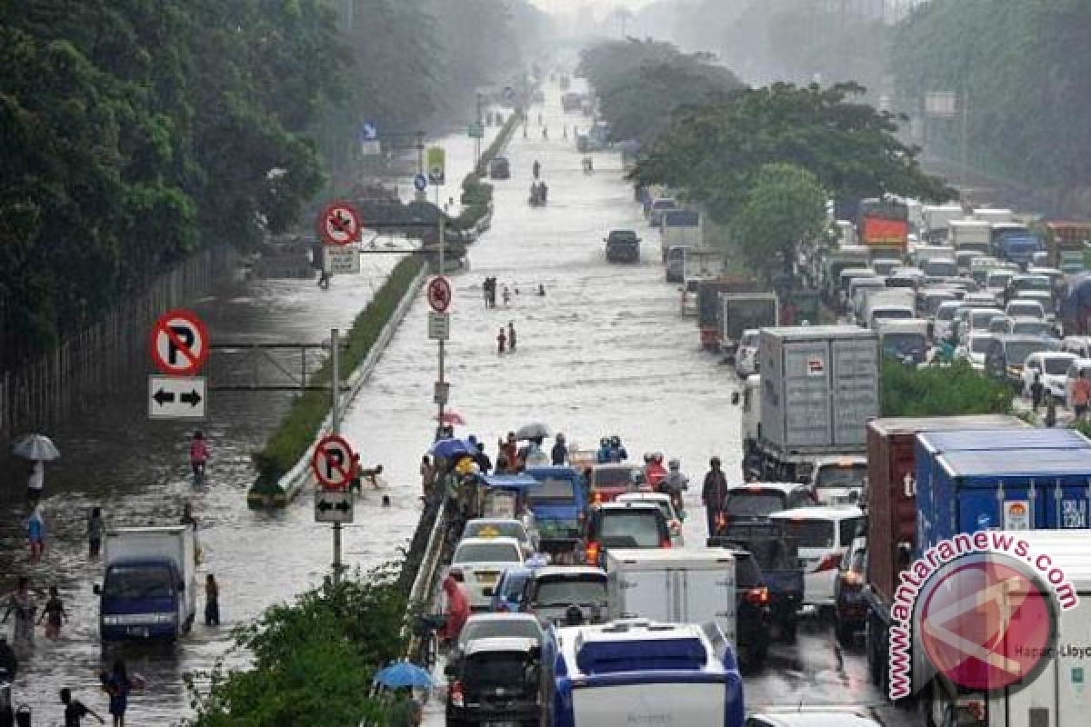 Jalan lintas tengah Sumatera terendam banjir