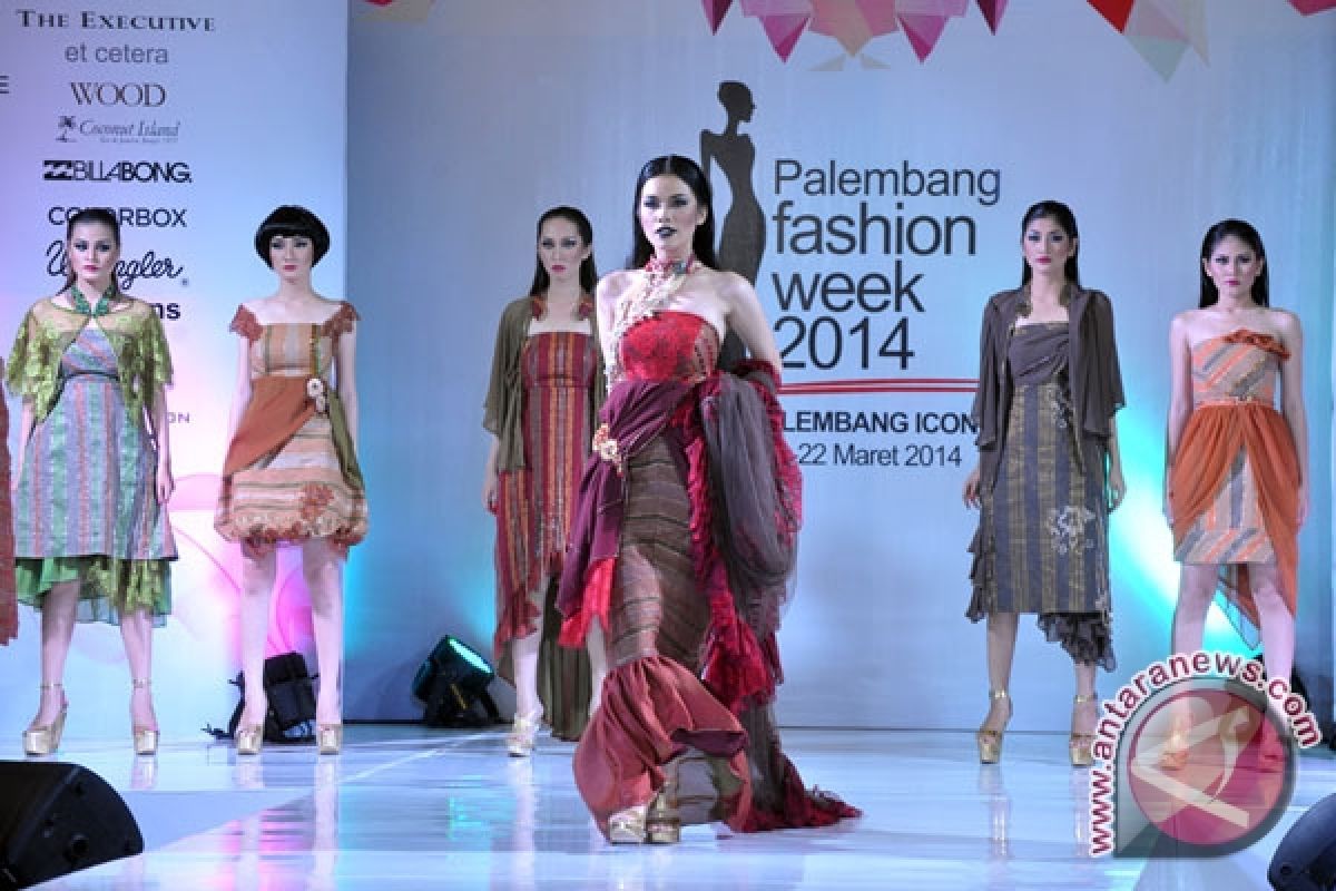 Puncak Palembang Fashion Week bertabur songket