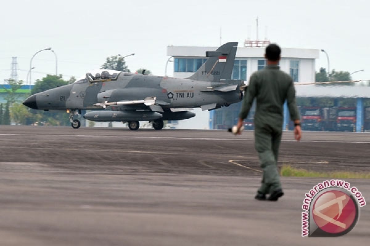 Empat pesawat tempur Hawk latihan di Palembang