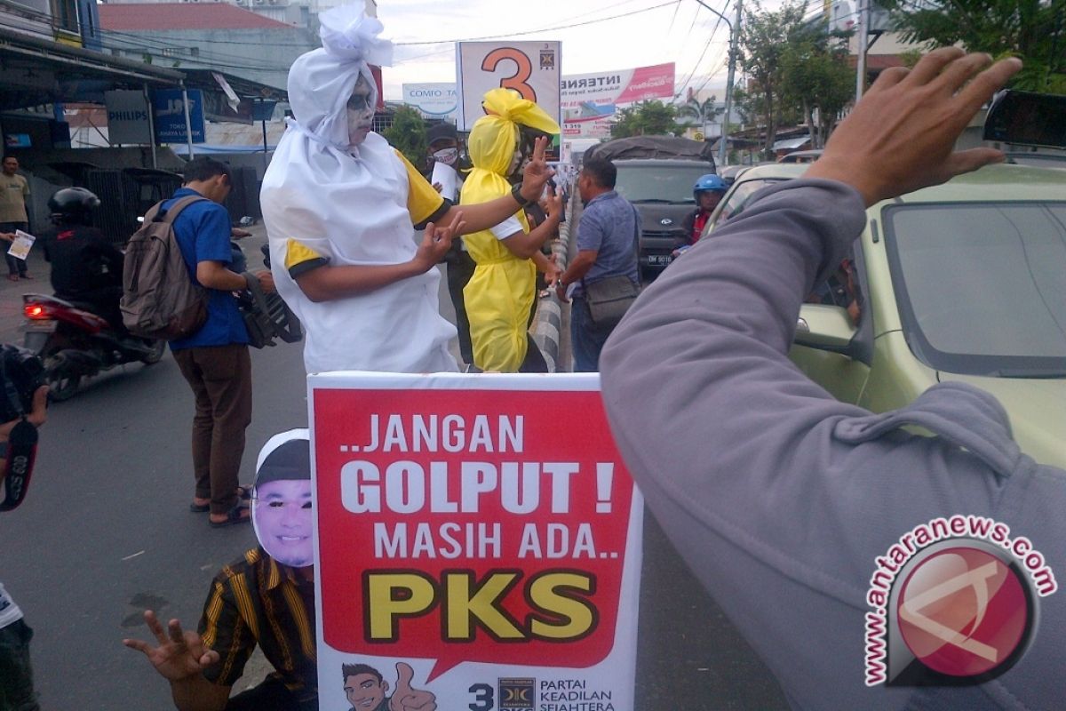 Kader PKS Gorontalo Berpakaian Pocong Saat Kampanye 