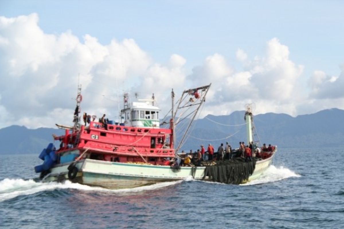 Hundreds of Thai trawlers keep ashore as Indonesia closes its waters