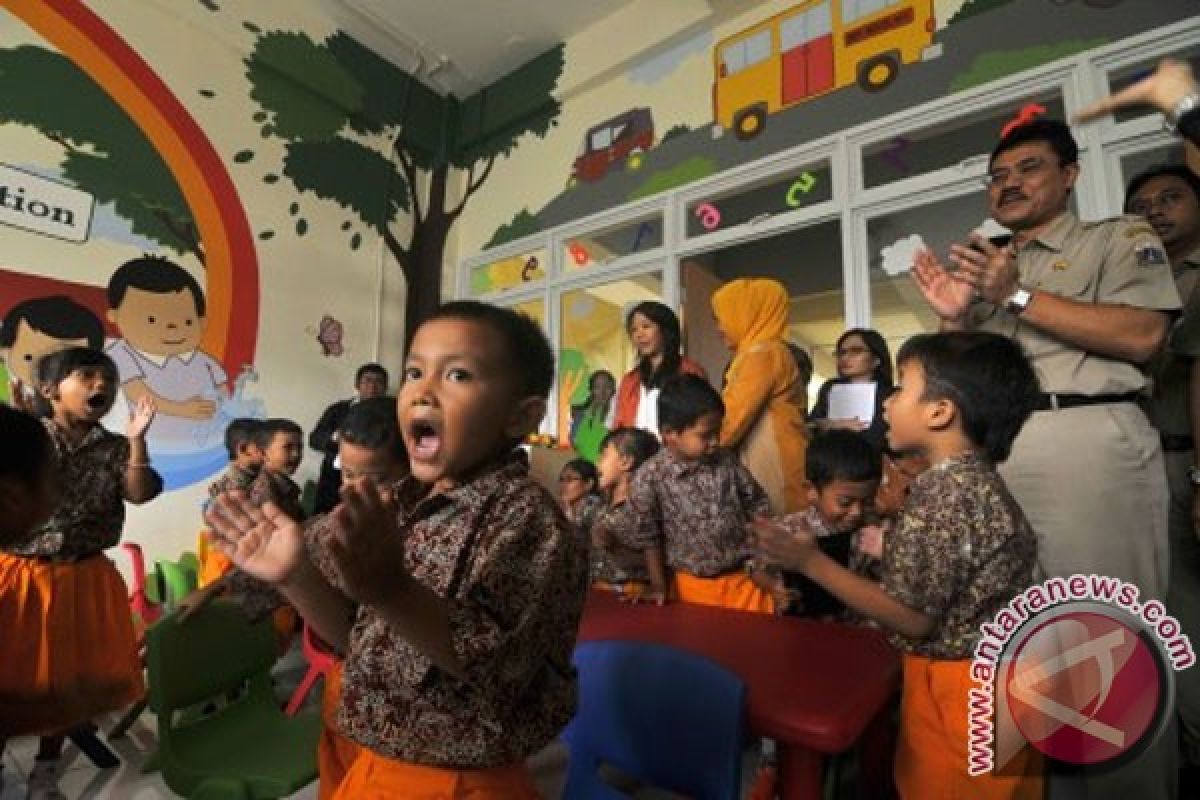 Menanamkan tanggung jawab sebagai warga negara pada anak