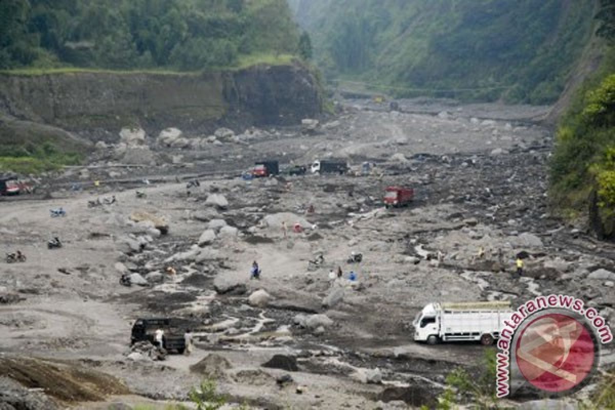 Merapi bergemuruh sebabkan hujan pasir di Musuk