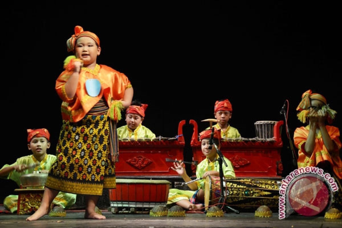 Memupuk tradisi berkesenian anak 