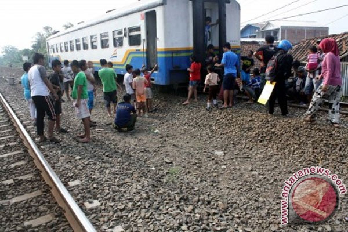 Tabrakan KA di Cirebon akibat "tumburan"