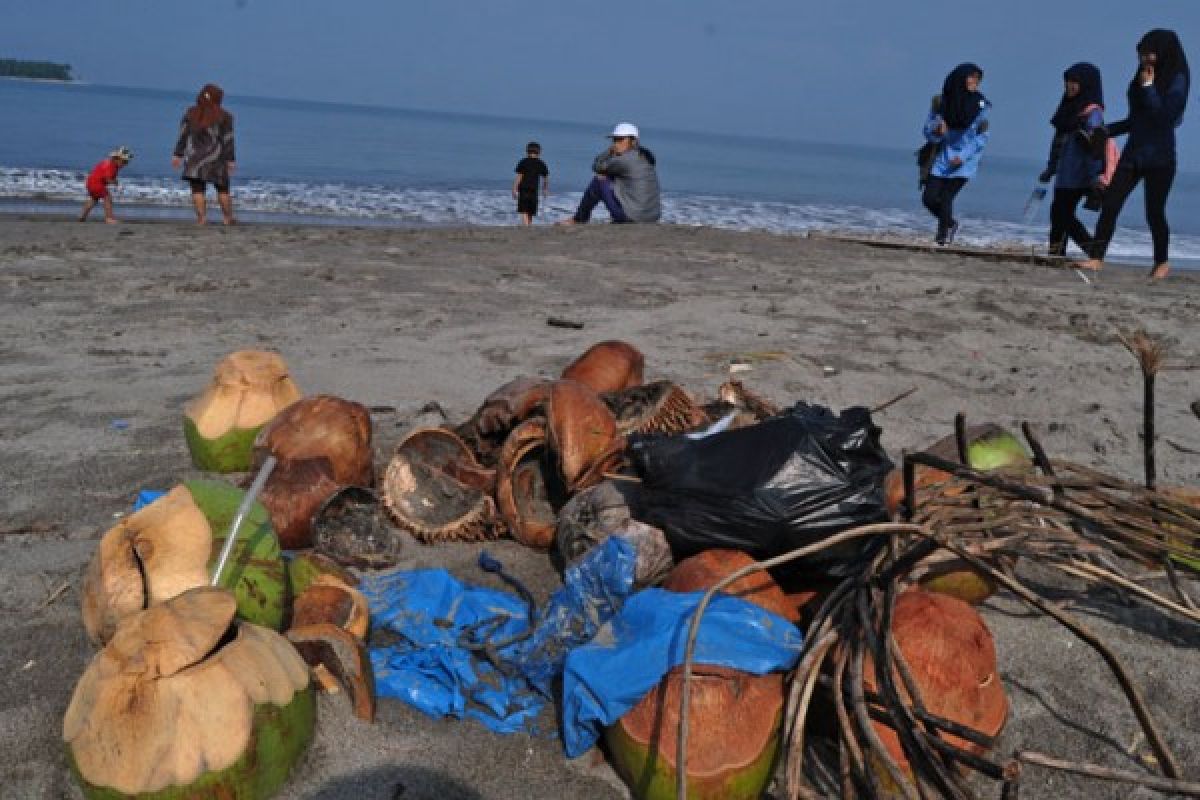 Bau Sampah Ganggu Kenyamanan Wisatawan di Pantai Gandoriah
