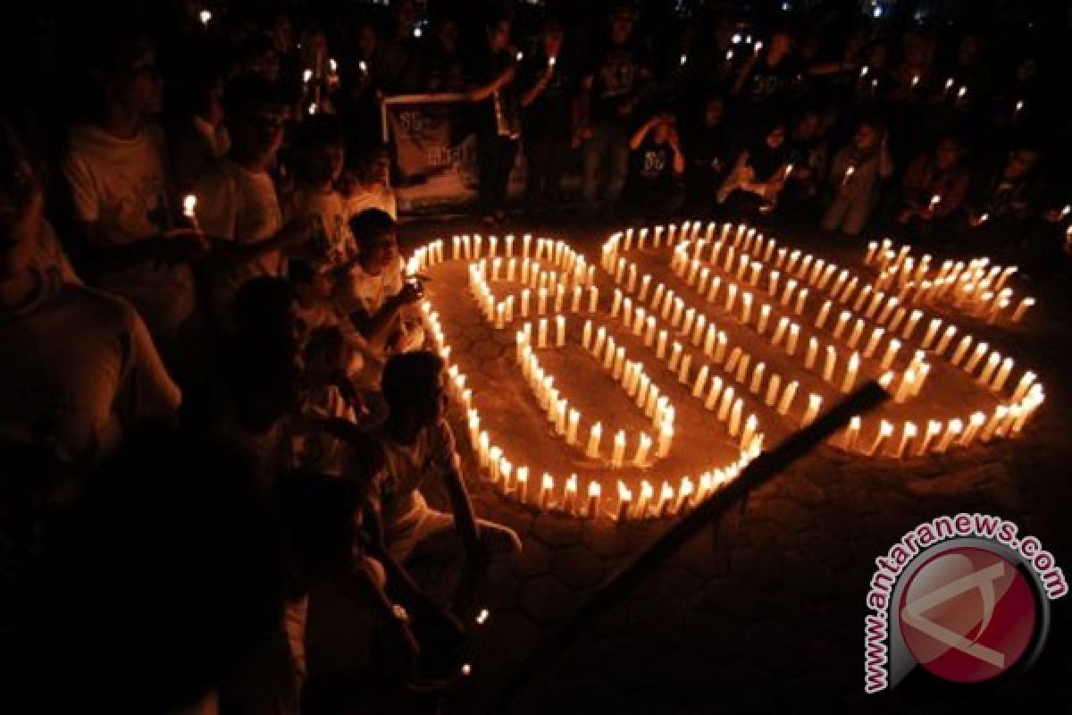 Kampanye "Earth Hour" berlangsung di tengah hujan