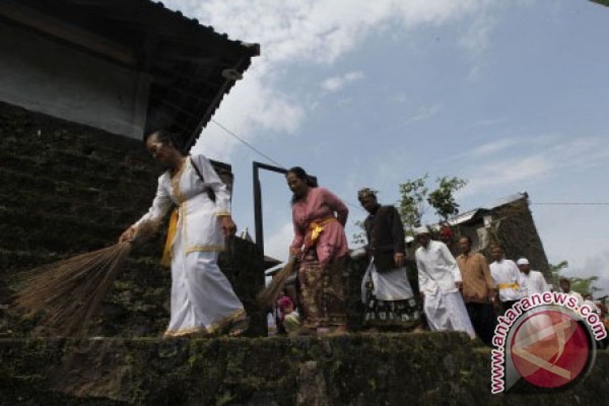 "Pecalang" kawal perempuan melahirkan saat Nyepi