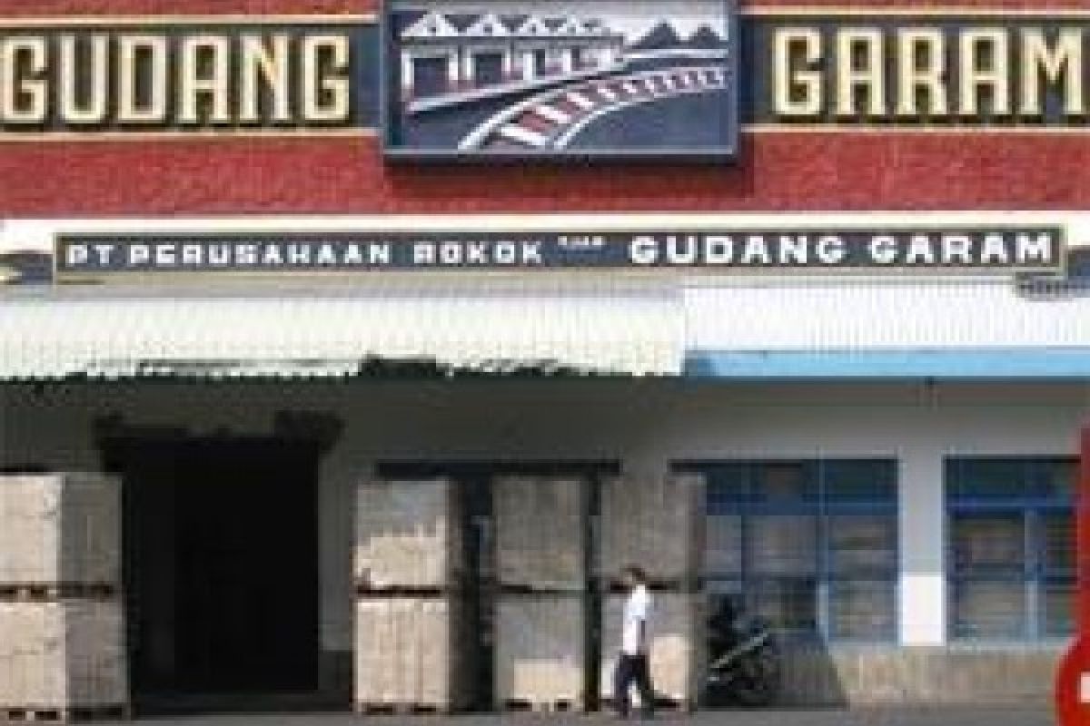 Warga Gugat Pengepresan Tembakau PT Gudang Garam
