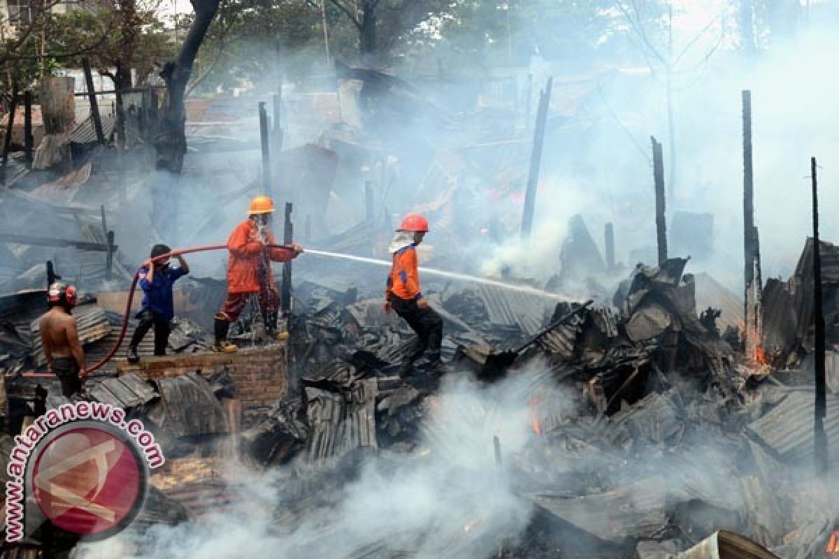 15 Rumah Petak Ludes Terbakar 