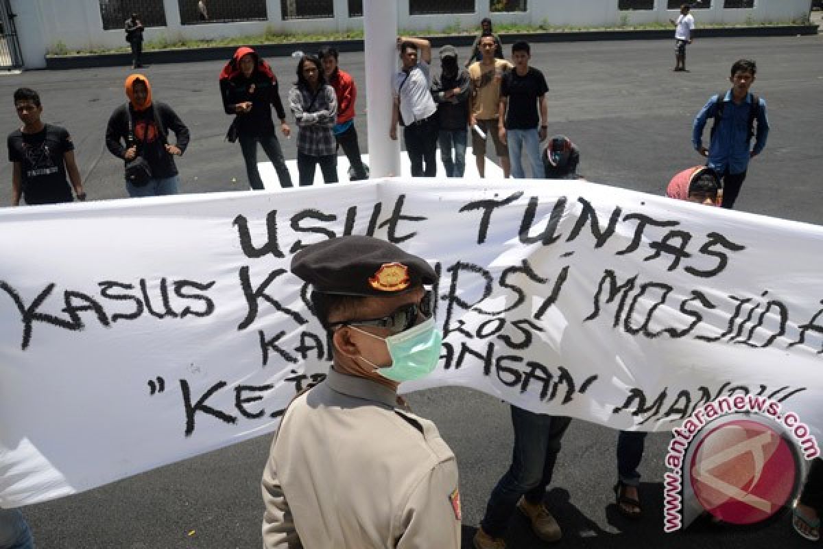 DEMO KORUPSI PEMBANGUNAN MASJID