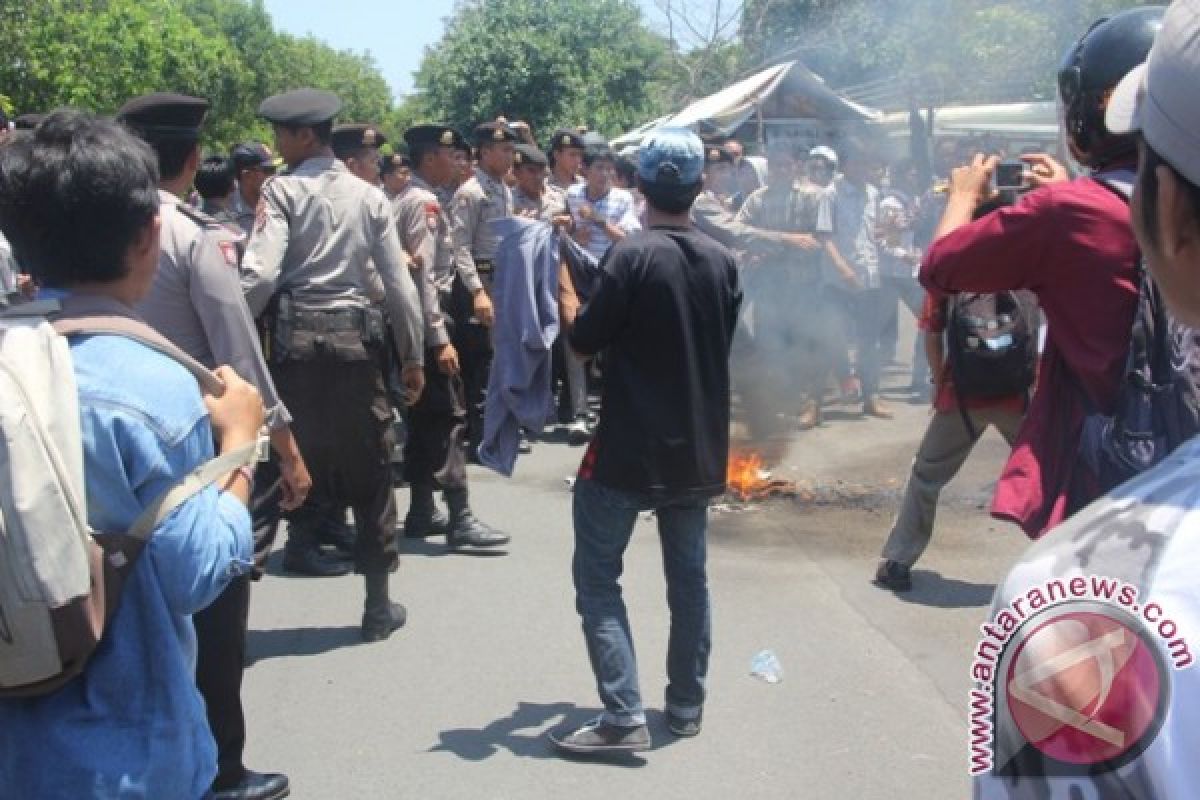 Mahasiswa Unram unjuk rasa tolak kebijakan rektor