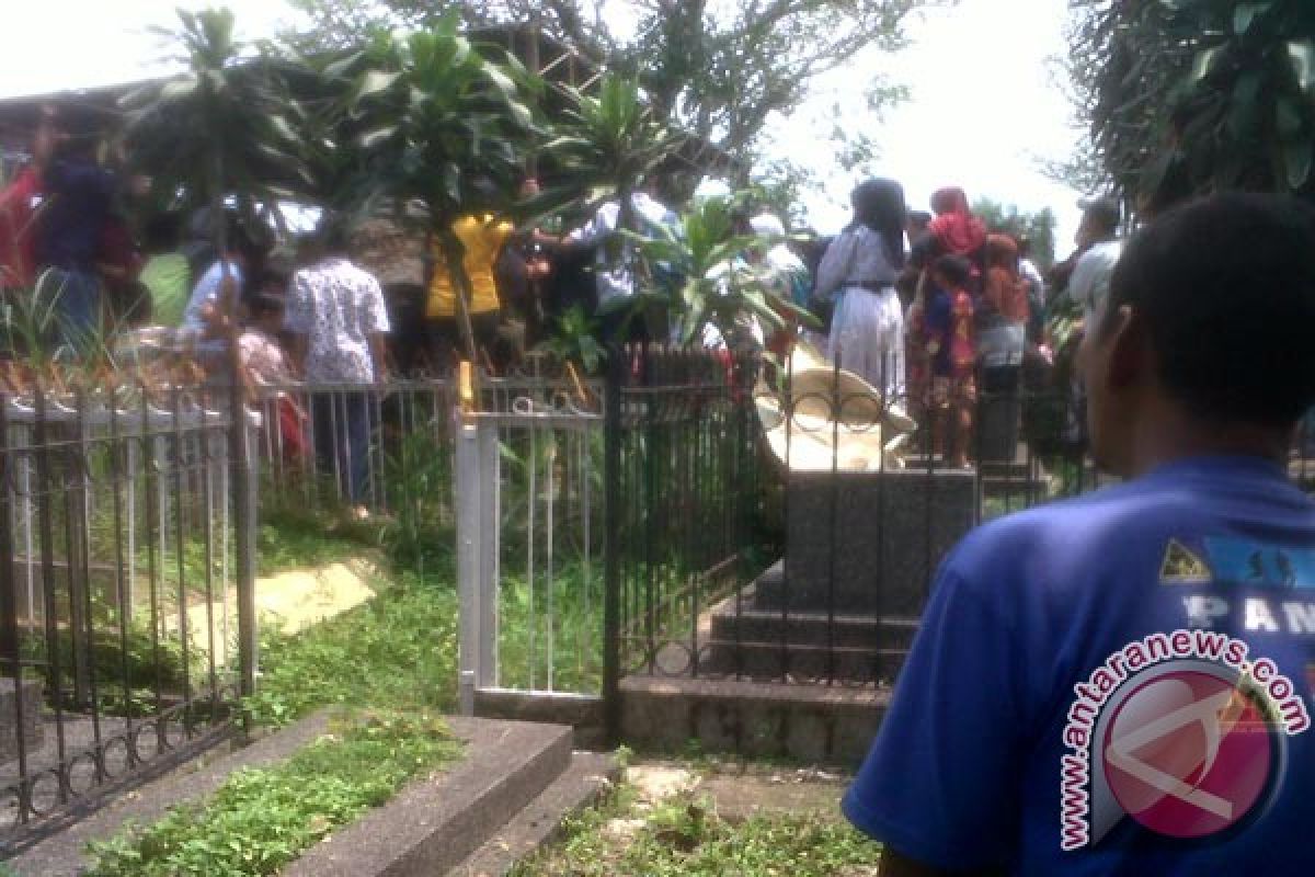 Jojon dimakamkan dekat makam ayahandanya