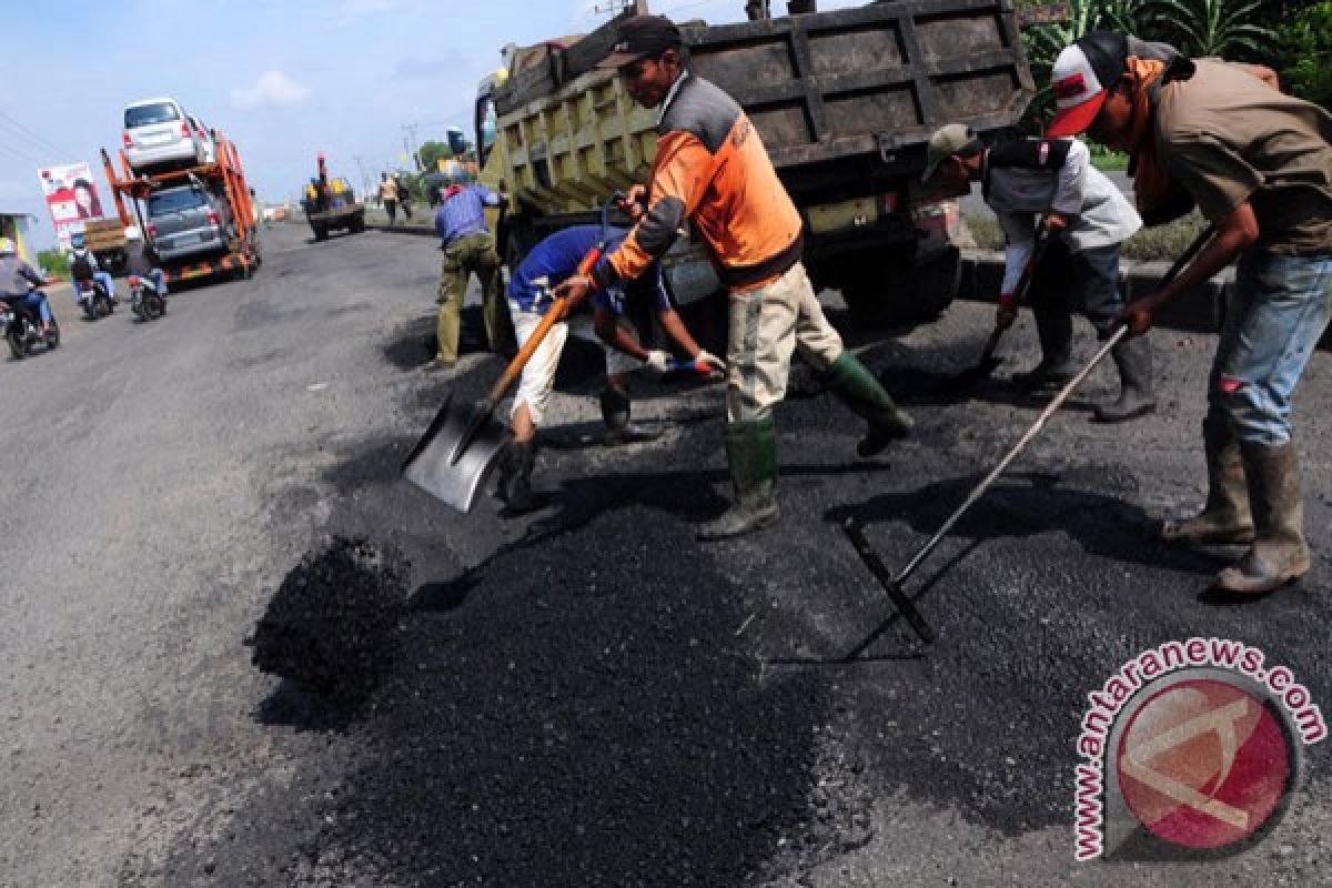 Penambalan lubang jalan Tol Jakarta-Cikampek diitensifkan