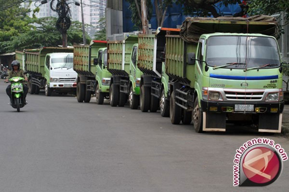 Dishub tegur 20 truk tanah kotori jalan