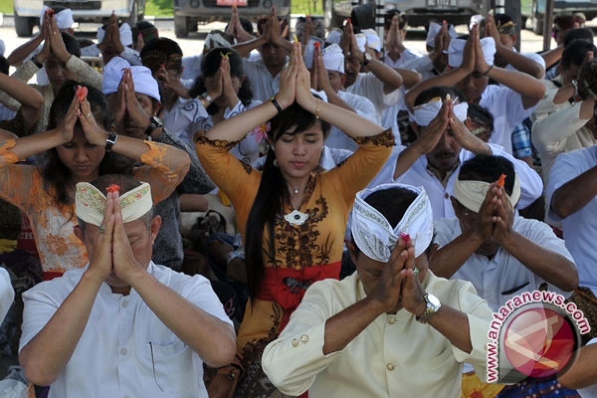 Kegiatan ritual pura besakih selama tiga minggu