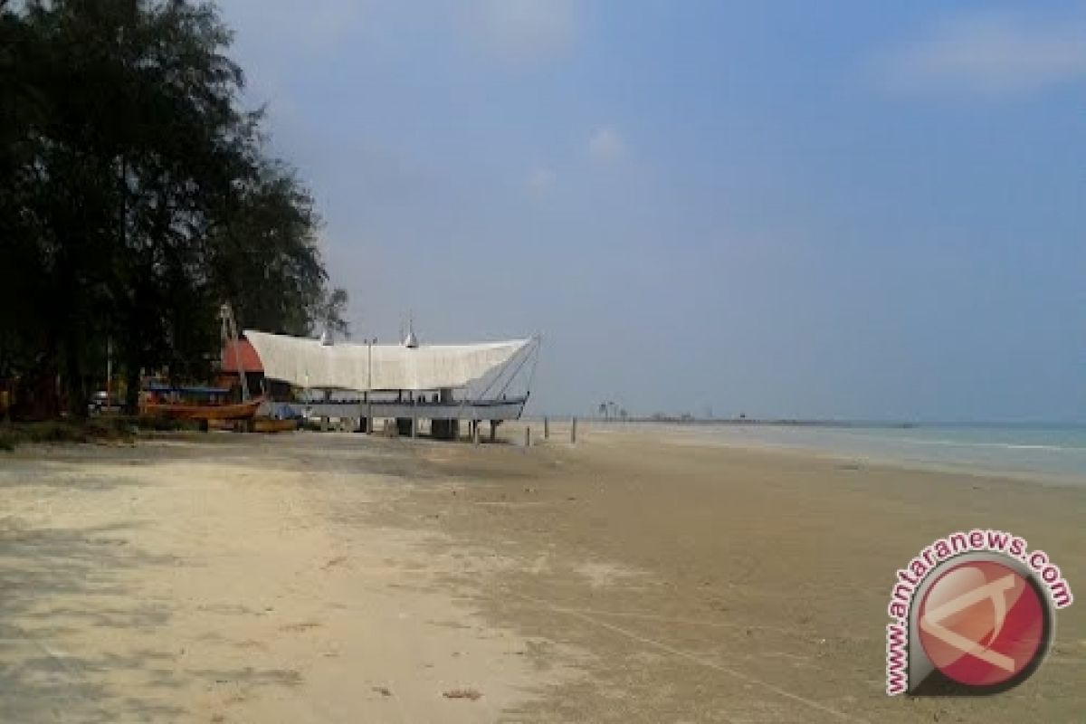 Pantai Pasir Padi Dipadati Pengunjung