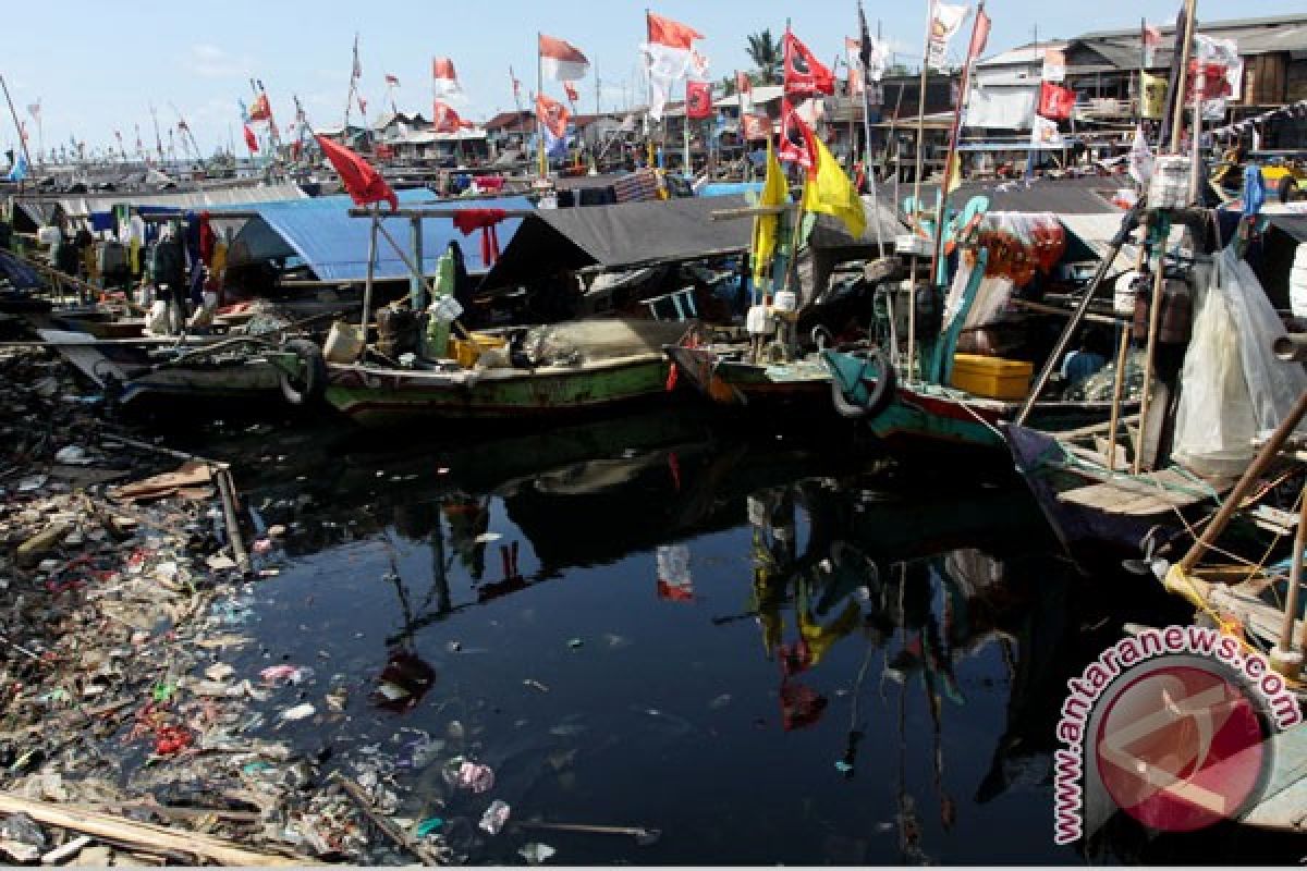 Jakarta sets target to clean rivers of garbage by 2015